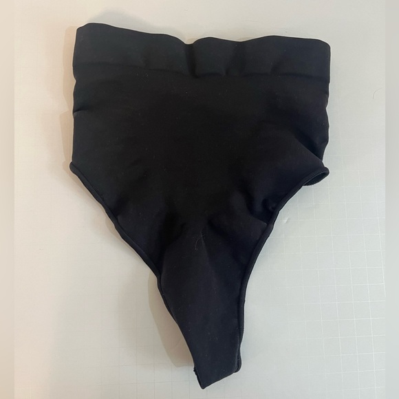 SKIMS NWOT Seamless Shape Thong in Onyx - Picture 5 of 6